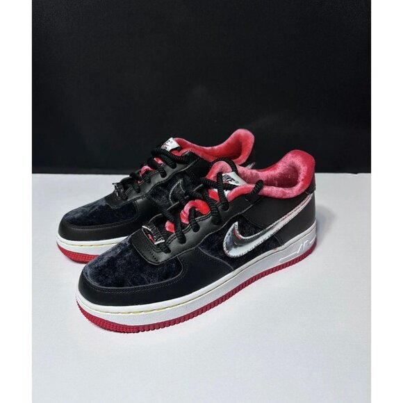 5.5Y | 7 WOMEN'S NIKE AIR FORCE 1 LOW PREMIUM HOUSTON BLACK /RED DZ5296 001 - Picture 3 of 9
